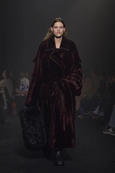 Look 10